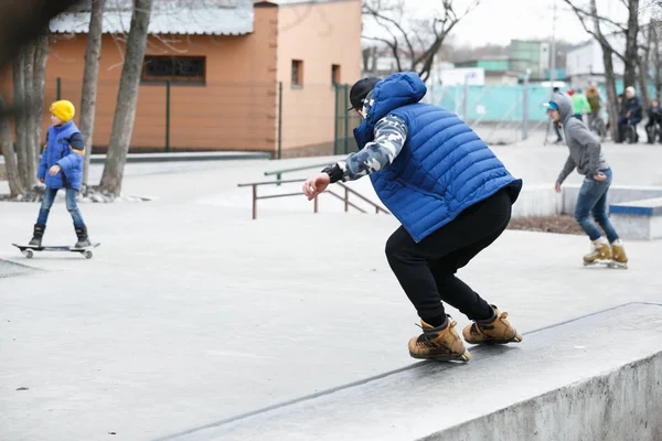 Mosca Marzo 2017 Giovane Ragazzo Skater Aggressivo Linea Macinare Sporgenza — Foto Stock