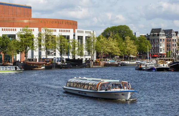 Amsterdam Paesi Bassi Aprile 2019 Nave Turistica Che Attraversa Fiume — Foto Stock