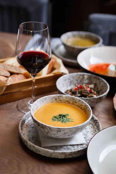 Soupe Traditionnelle Maïs Orange Géorgienne Dans Bol Marbre Gris Servi — Photo