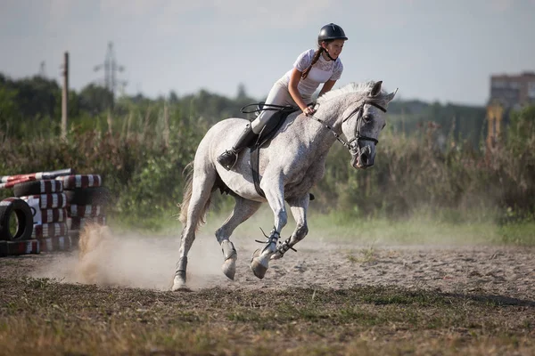 Mariupol Ucrania Julio 2015 Concurso Equitación Entre Jinetes Jóvenes Cabalgatas — Foto de Stock