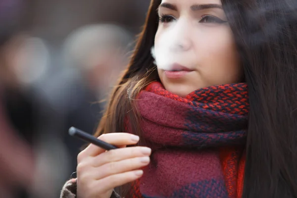 Mujer Joven Seria Con Pelo Largo Oscuro Que Fuma Cigarrillo — Foto de Stock