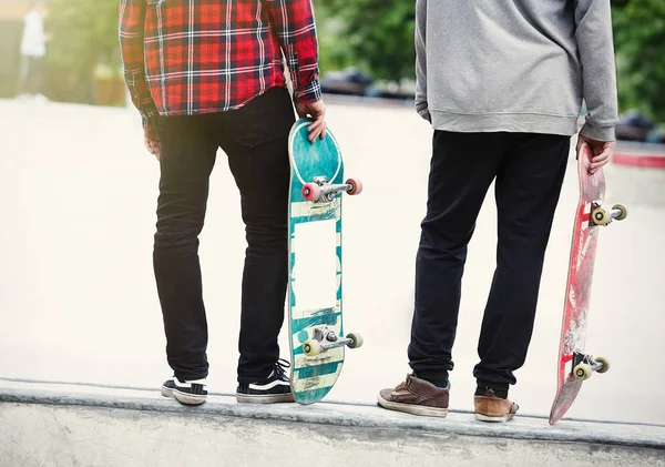Beton Skate Park Açık Havada Bir Rampa Üzerinde Duran Iki — Stok fotoğraf