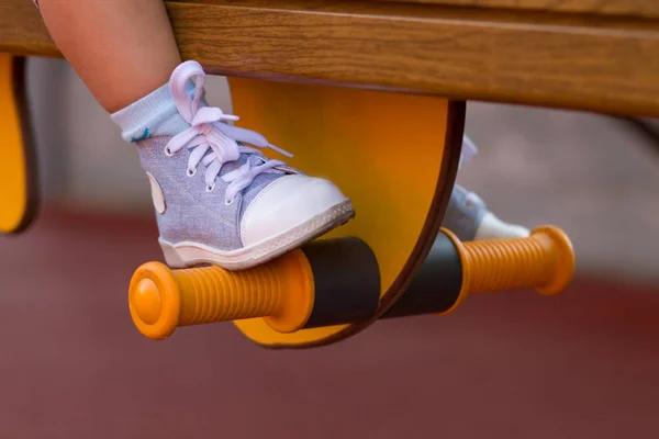 Niedliche Kleine Blonde Junge Auf Dem Spielplatz Freien Tag — Stockfoto