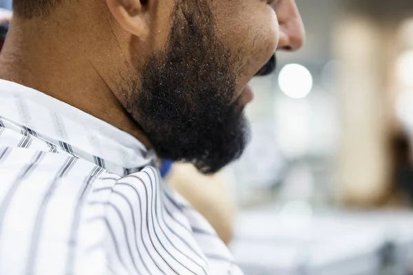 Homem Preto Jovem Com Barba Não Raspada Sentado Cadeira Barbearia — Fotografia de Stock