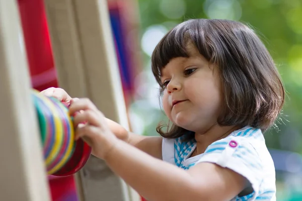 Pequena Menina Branca Divertindo Playground Dia Verão Brilhante — Fotografia de Stock