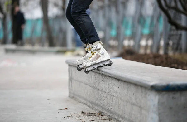 Moszkva 2017 Március Láb Agresszív Inline Skater Srác Őrölni Vasúti — Stock Fotó