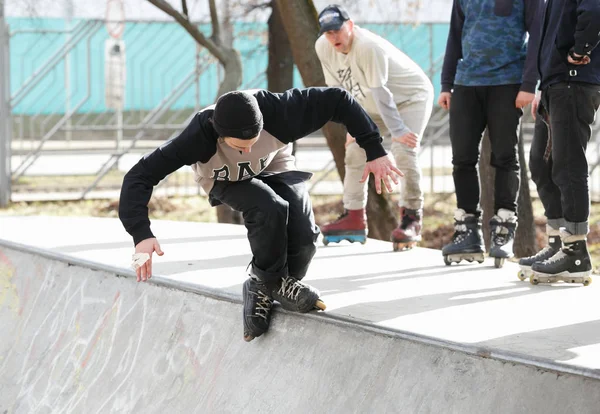 Moskwa Marca 2017 Wrotkarstwo Szybkie Młody Skater Facet Grind Półkę — Zdjęcie stockowe