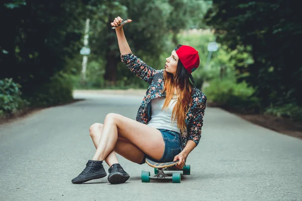 Junge Schöne Fit Womanon Skateboard Selfie Park — Stockfoto