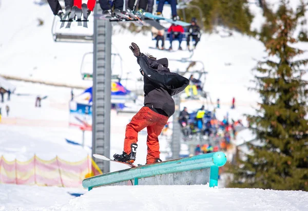 Bukoveľ Ukrajina Března 2018 Snowboard Pro Jezdec Provádí Grind Trik — Stock fotografie