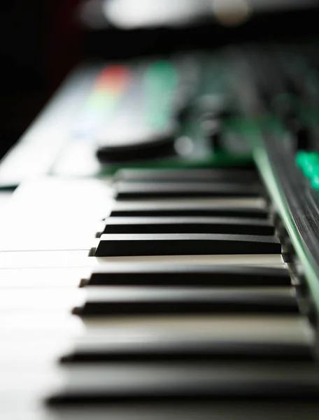 Midi Πληκτρολόγιο Πιάνο Για Την Αναπαραγωγή Ψηφιακής Μουσικής Κάνοντας Remixer — Φωτογραφία Αρχείου