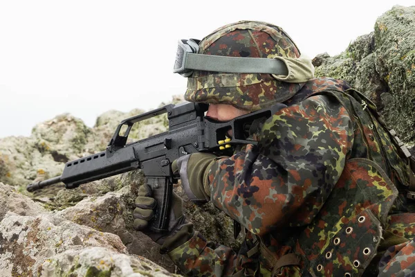 Junger Weißer Soldat Mit Kugelsicherem Helm Schießt Mit Automatischem Gewehr — Stockfoto