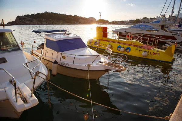 Makarska Croacia Junio 2017 Alquiler Barcos Motor Hermoso Puerto Azul — Foto de Stock