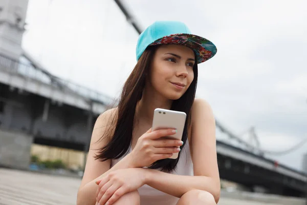 Attractive White Brunette Woman Using Her Phablet Smartphone Dual Rear — Stock Photo, Image