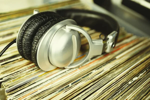 Big Silver Headphones Laying Vinyl Records Collection Audio Enthusiast Music — Stock Photo, Image