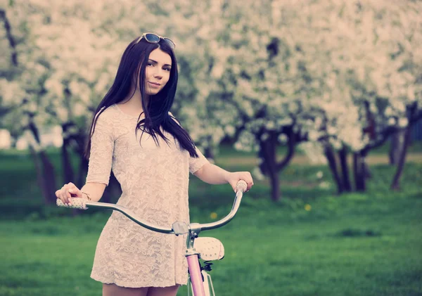 Mulher Bonita Com Bicicleta Rosa Desfrutando Deste Brilhante Dia Primavera — Fotografia de Stock