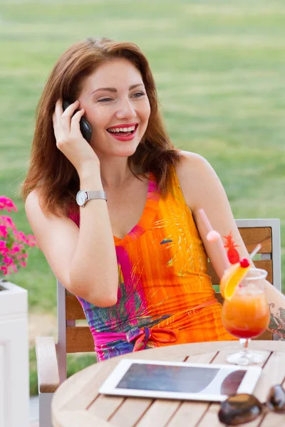 Attractive Young Red Haired Woman Playing Her Trendy Tablet — Stock Photo, Image