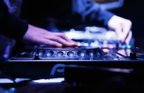 莫斯科 2016年11月15日 专业俱乐部 播放音乐节目划痕 播放器数字转盘 玩家在夜总会混合音乐和在音乐会上演奏曲目 — 图库照片