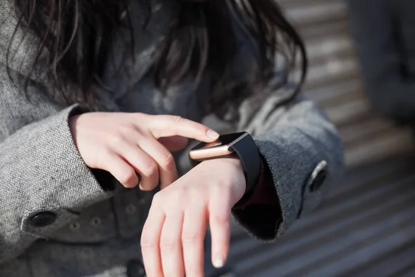 Hände Einer Frau Grauen Mantel Die Ihre Moderne Smartwatch Durchblättert — Stockfoto