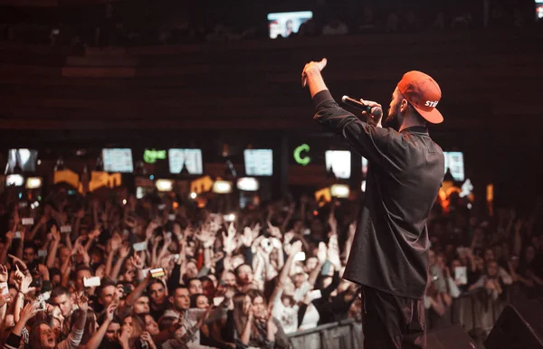 Moscow October 2016 Penyanyi Rap Bernyanyi Klub Malam Yang Ramai — Stok Foto