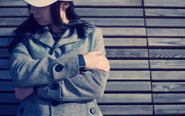 Femme Manteau Gris Weating Élégante Montre Bracelet Intelligente Cette Personne — Photo