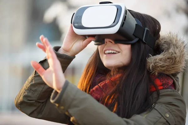 Chica Joven Disfrutar Jugando Con Nuevas Gafas Realidad Virtual Fresco —  Fotos de Stock