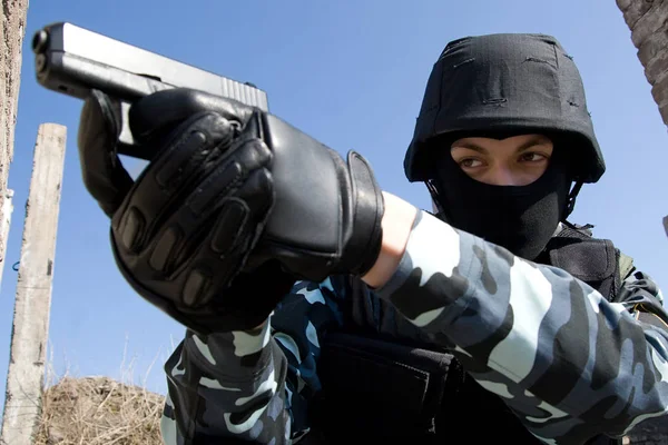 Soldado Con Munición Completa Apuntando Objetivo Con Una Pistola Semiautomática — Foto de Stock