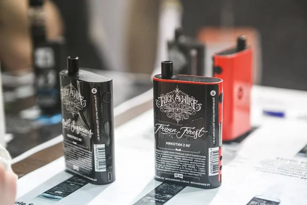 Moscow - 9 Aralık, 2016: Uluslararası Vape Expo. Popüler vaper aygıt mod. Parçaları modern Buharlaştırıcı e-cig aygıt, yedek parça için yükseltme. Yeni aygıt modeli, mikro bobin clearomizer. Nikotin Sigara İçilmeyen bıraktın, vaping güvenli ecig vape, ejuice başlamak