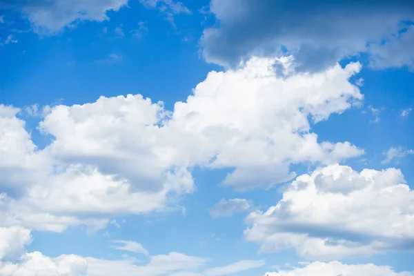 Εναέρια Φωτογραφία Της Φωτεινό Μπλε Ουρανό Άσπρο Φουντωτό Σύννεφα Στην — Φωτογραφία Αρχείου