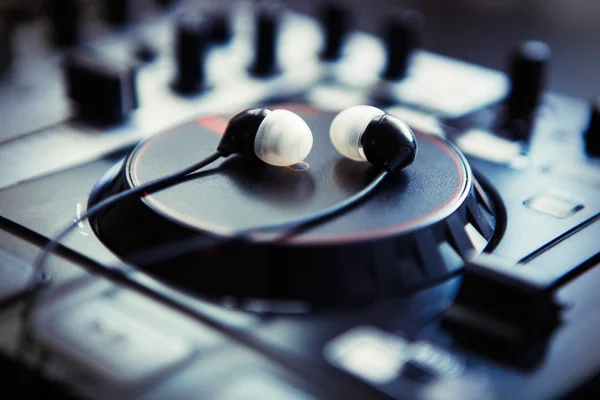 Kis Fekete Fül Fejhallgató Professzionális Hangkeverő Midi Kontroller Játszani Zene — Stock Fotó