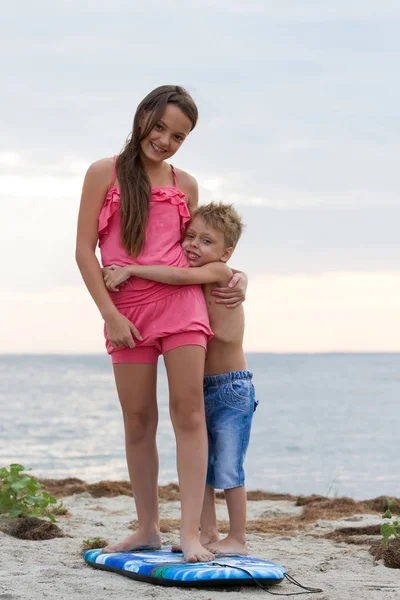 Glada Små Barn Leker Med Surfing Board Stranden — Stockfoto