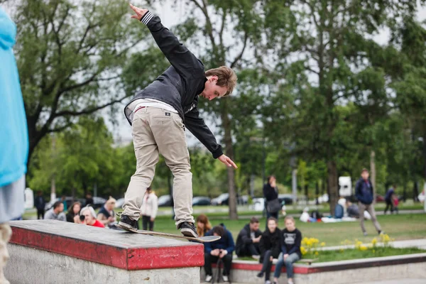모스크바 2016 스케이트 공원에 스케이트 콘크리트 Skatepark에서 스케이트입니다 스케이트 운동입니다 — 스톡 사진