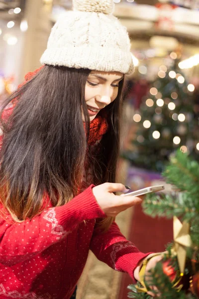 Ung Kvinna Med Smartphone Nära Julgran — Stockfoto