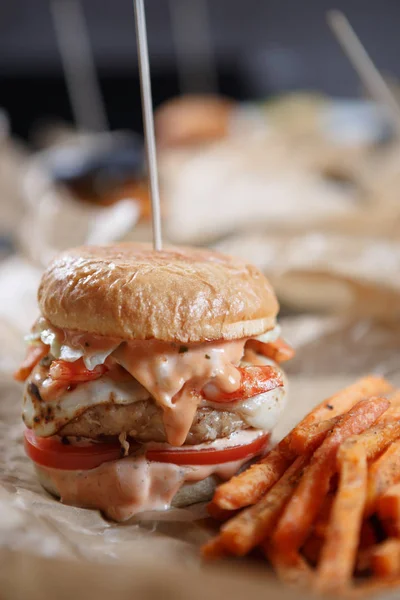 Sabrosa Hamburguesa Americana Elaborada Mano Con Papas Fritas Zanahoria Servidas — Foto de Stock