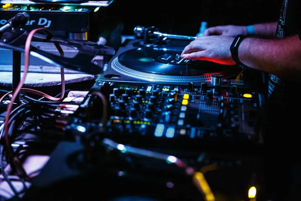 キエフ 2018 夜クラブ パーティー はコンサートのステージにレトロなテクニクス旅行記 1210 ターン テーブルで音楽を再生します イベントやエンターテイメントのプロオーディオ機器 ディスク — ストック写真