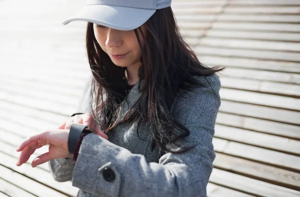 Jeune Fille Brune Manteau Gris Utilisant Montre Intelligente Tout Étant — Photo