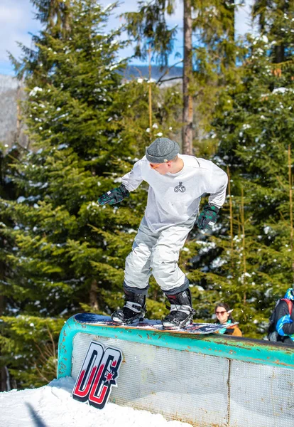 Bukoveľ Ukrajina Března 2018 Snowboard Pro Jezdec Provádí Grind Trik — Stock fotografie