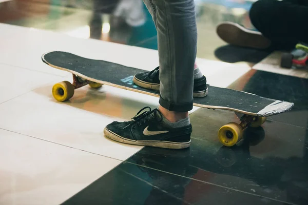 Moscow Janeiro 2016 Competição Longboarding Skatepark Indoor Jovens Participam Divertido — Fotografia de Stock