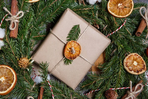 Mooie Handgemaakte Christmas Gift Box Decoratief Bruin Papier Met Gedroogde — Stockfoto