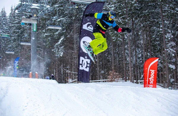 Bukovel Ukraine Mars 2018 Unga Snowboardåkare Hoppare Landar Ramp Ski — Stockfoto