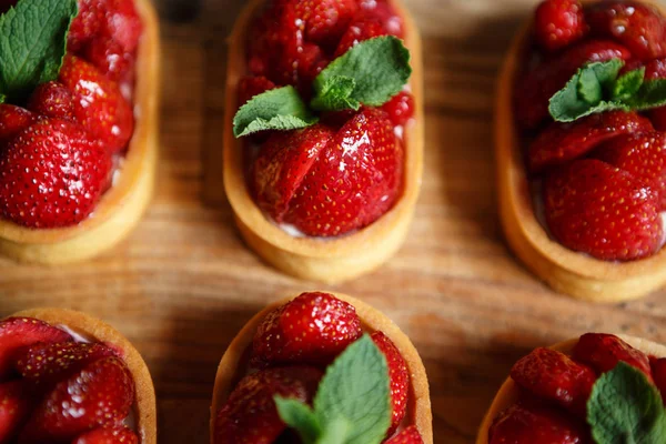 Torta Morango Com Folhas Hortela Desfrute Comida Sobremesa Doce Café — Fotografia de Stock