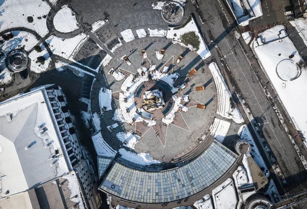 乌克兰基辅 2018年3月11日 Maidan Nezalezhnosti 乌克兰首都市中心的独立雕像头顶无人机照片 大理石纪念碑上的金像 航拍照片 — 图库照片