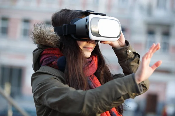 年轻女孩使用很酷的新增强现实眼镜的手机游戏应用 使用创新的3D 耳机的手机游戏应用程序 现代虚拟现实游戏玩家小工具 — 图库照片