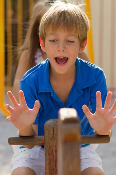 Petits Enfants Mignons Sur Aire Jeux Jour Été Lumineux — Photo