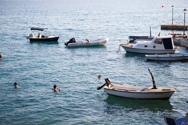 Makarska Croacia Junio 2017 Alquiler Lanchas Motor Flotando Mar Adriático — Foto de Stock