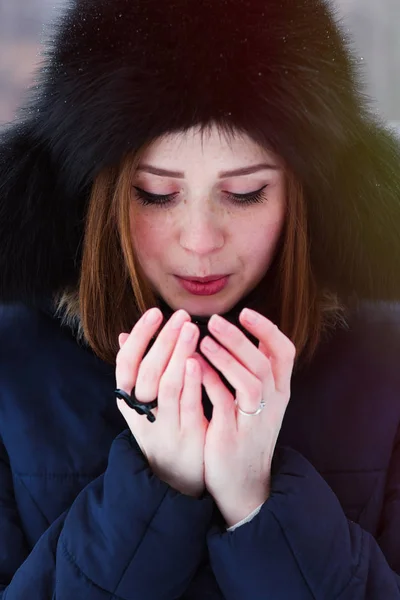 Está Frio Fora Braços Dela Estão Gelados — Fotografia de Stock