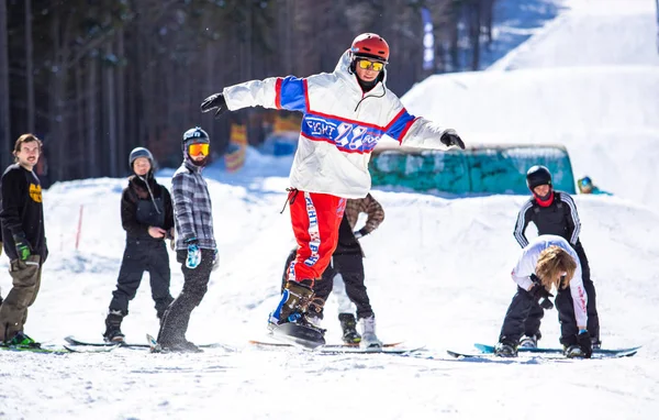 Boekovel Oekraïne Maart 2018 Groep Snowboarders Gratis Skibus Renners Rails — Stockfoto