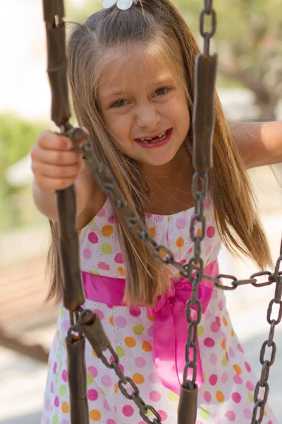 Söt Liten Flicka Poserar Playgorund Ljusa Sommardag — Stockfoto