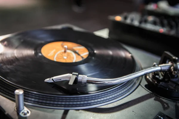 Kiev June 2018 Turntable Technics 1210 Проигрывает Виниловую Пластинку Музыкой — стоковое фото