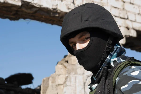 Porträt Eines Soldaten Mit Helm Und Schwarzer Sturmhaube — Stockfoto