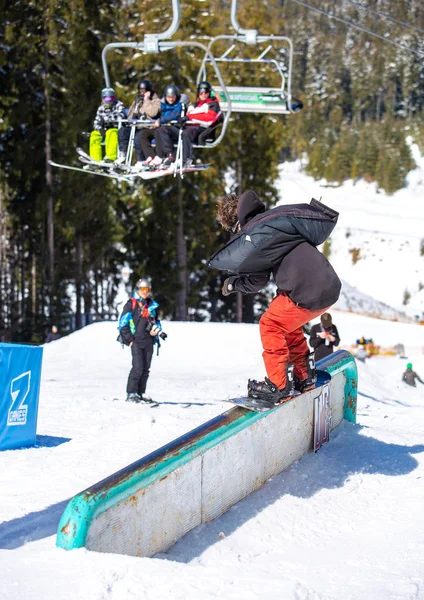 Bukovel Ukraine Março 2018 Snowboard Pro Rider Executa Truque Moagem — Fotografia de Stock